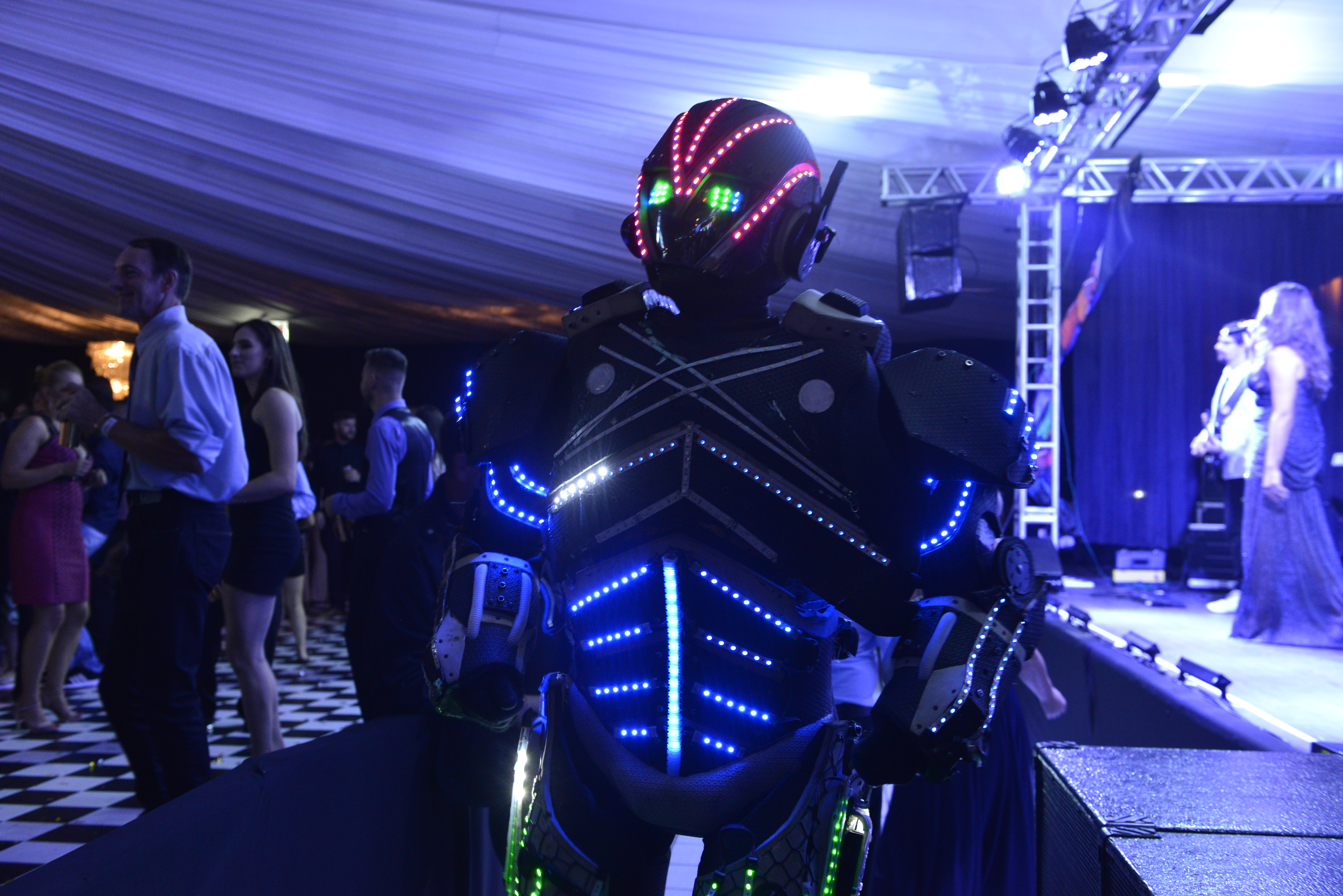 Robô de led dançando no meio da festa de formatura LCL eventos