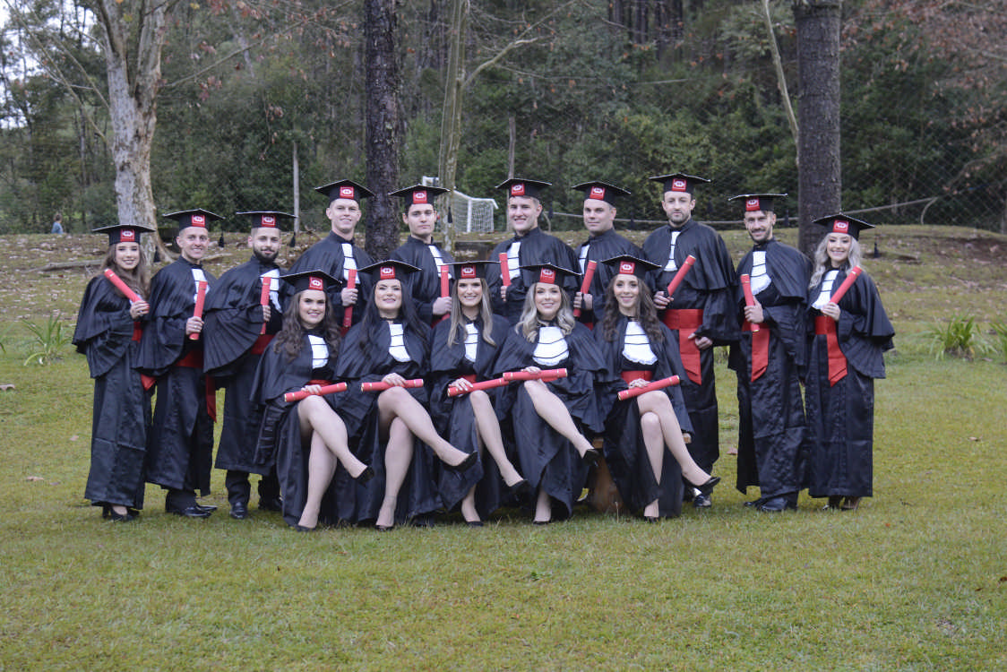 Turma de formandos usando beca de formatura, lcl eventos
